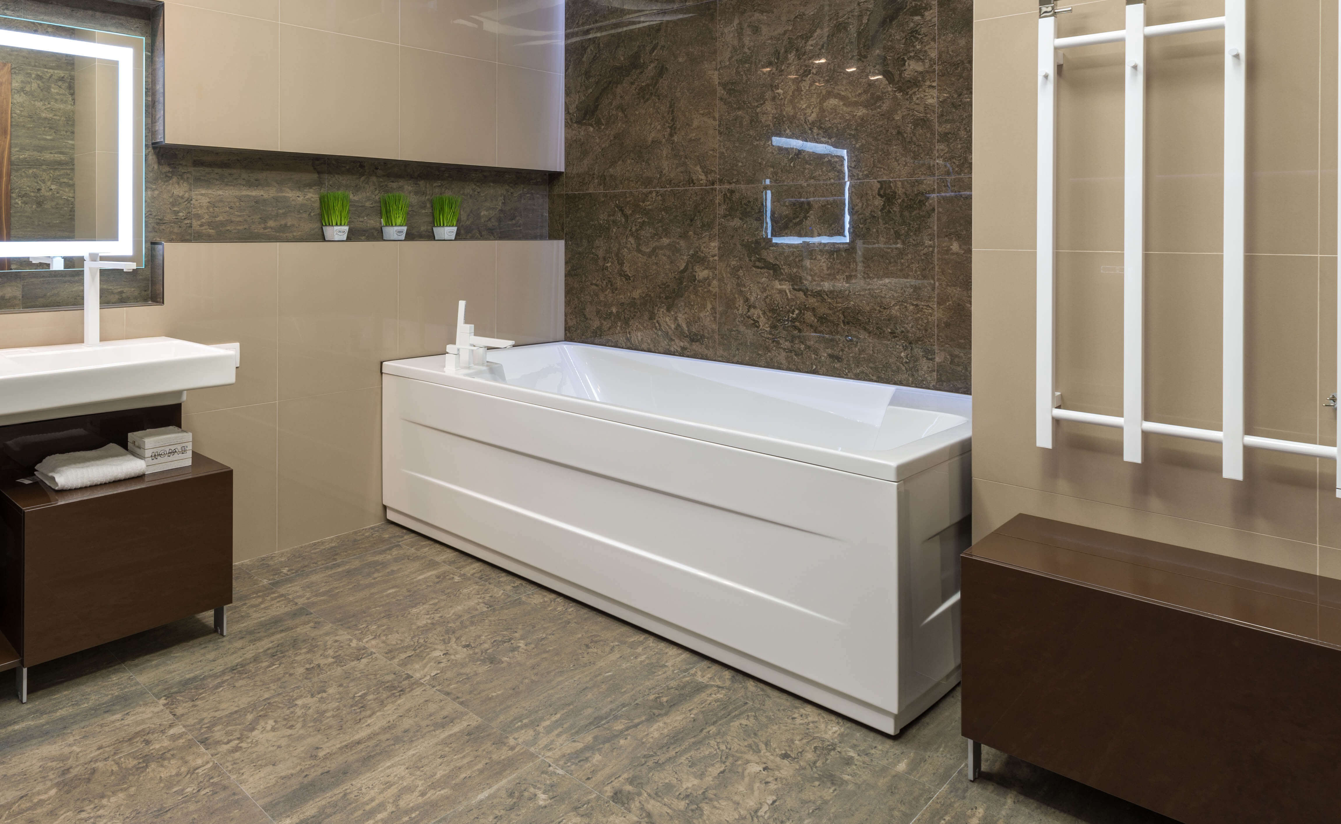 установка экрана под ванной